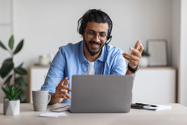 Fotografia de un hombre viendo su laptop