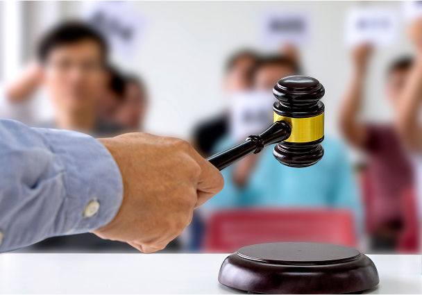 Fotografia de hombre usando un gavel en una subasta