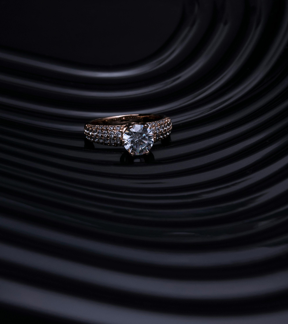 Fotografía de un anillo en primer plano en un fondo negro